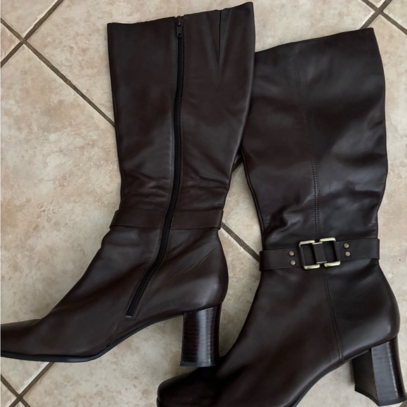 Elegant Brown Leather Knee-High Boots - Picture 1 of 3